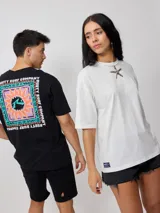 Remera negra de algodón con corte oversize y cuello redondo.