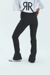 Calza negra de lycra gruesa, tiro alto y corte semi-oxford con abertura en el tobillo.