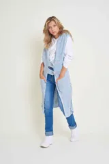 Chaleco largo de hilo y algodón melange con flecos, con bolsillos y dos presillas para botones.