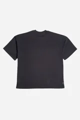 Remera de manga corta con textura marcada, cuello redondo y logo bordado frontal de la marca Mistral.