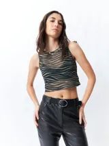 Top negro con estampado de cebra en tonos marrones, de corte crop y sin mangas.