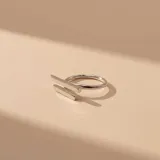 Anillo de plata 925 con diseño minimalista de doble barra vertical abierta.