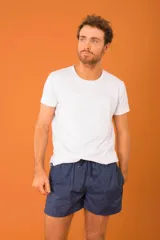 Short de baño azul marino con estampado de flores celestes, cintura elástica regulable con cordón y bolsillos laterales.