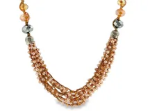 Collar con múltiples hilos entrelazados de cuentas de cristal facetadas en tonos cálidos, con cuentas más grandes en tonos grises y melocotón en los extremos.