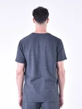 Remera color beige con diseño de rayas horizontales y logo estampado en el pecho.