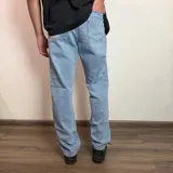Jean de corte recto con lavado claro y efecto desgastado, confeccionado en denim de algodón.