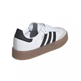 Zapatillas Adidas Originals Sambae de cuero blanco con las tres tiras laterales en negro, refuerzo de gamuza gris en la puntera, talón negro y suela de goma color caramelo.