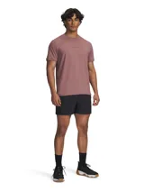 Short deportivo de entrenamiento Under Armour Project Rock, color negro, con cintura elástica y cordón interno. Presenta bolsillos laterales y tejido elástico en cuatro direcciones para mayor movilidad.