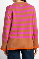 Sweater de punto con diseño de rayas horizontales en azul y rojo, cuello redondo y puños con terminación en color marrón.