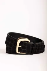 Cinturón de cuero negro con textura de cocodrilo y hebilla metálica dorada.