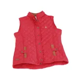 Chaleco capitoneado color rosa con cuello alto, cierre frontal con botones a presión y bolsillos laterales. Presenta un diseño acolchado con costuras en forma de rombos.