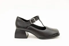 Guillerminas de cuero color crema con taco bloque de 6 cm y hebilla dorada.