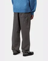 Pantalón de corte regular cónico confeccionado en sarga de algodón orgánico. Presenta cinturilla elástica con cordón, bolsillos laterales para herramientas y bragueta con cremallera.