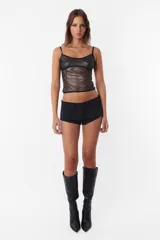 Top largo negro de microtul con foil, sin mangas y breteles regulables.