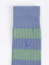 Medias de caña alta a rayas horizontales en tonos verde y celeste, con diseño acanalado y logo bordado.