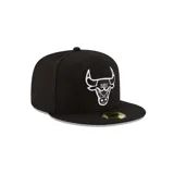 Gorro negro de la marca New Era, modelo 59fifty, con el logo de los Chicago Bulls bordado en blanco en el frente. Es un gorro estructurado de corona alta y visera plana.