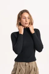 Media polera de tejido morley, de corte ajustado al cuerpo, manga larga y cuello alto.