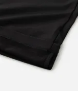 Remera térmica de manga larga y cuello redondo, confeccionada en tejido técnico ligero de poliéster y elastano. Diseño liso y ajustado, ideal para actividades deportivas.