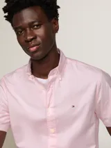 Camisa de manga corta Tommy Hilfiger confeccionada en popelina de algodón, con cuello abotonado y logo bordado en el pecho.