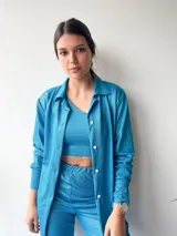 Camisa turquesa de manga larga con botones.