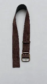 Faja de cuero marrón con hebilla rectangular metálica de tono bronce envejecido y presilla integrada.