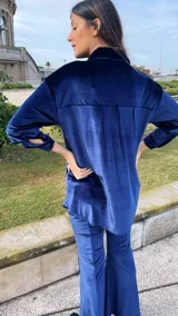 Conjunto azul marino de terciopelo, compuesto por una camisa de manga larga con botones y un pantalón oxford elastizado con corte central.