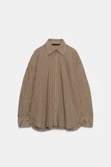 Camisa de popelina a rayas marrones, blancas y celestes, con cuello clásico, manga larga, bolsillo frontal de parche y cierre de botones.