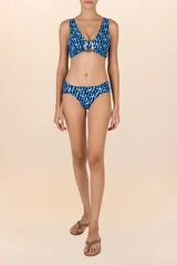 Calzón de bikini con estampado abstracto en tonos azules y blancos. Presenta laterales fruncidos y corte clásico.