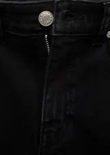 Jeans de tiro alto estilo flare y diseño crop, color negro, confeccionados en denim con cinco bolsillos, trabillas para cinto y bajo deshilachado.