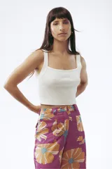 Crop top tejido de punto con escote cuadrado y breteles anchos, de corte ajustado al cuerpo.