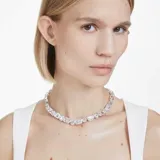 Collar de Swarovski de la línea Millenia, bañado en rodio, con cristales transparentes de talla octogonal que alternan posiciones horizontales y verticales.