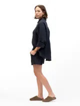 Camisa de lino azul marino de manga larga con cuello clásico y corte relajado.