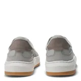 Championes urbanos Democrata modelo Guzma, color blanco con detalles en azul marino y suela de goma color caramelo. Presentan diseño acordonado con perforaciones decorativas en el lateral y refuerzo en el talón.