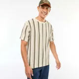 Camiseta de manga corta con cuello redondo, confeccionada en tejido de punto texturizado con rayas verticales en tonos beige claro y verde oliva.