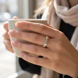 Anillo de plata 925 con diseño de cinta formado por pequeños corazones unidos.