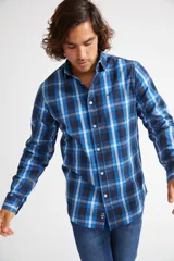 Camisa de manga larga con cuello clásico y cierre frontal abotonado. Presenta un estampado de cuadros en tonos azul marino y rojo. Confeccionada en algodón, cuenta con un corte slim fit y logo bordado en el pecho.