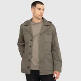 Chaqueta estilo militar de algodón, color verde oliva, con cierre frontal de botones, cuello camisero y cuatro bolsillos frontales con solapa.