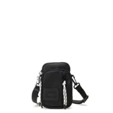 Bandolera pequeña o bolso cruzado de color negro, con textura acolchada y un parche frontal con texto en relieve. Cuenta con cierre de cremallera y tiradores de cordón trenzado blanco y negro. Incluye correa ajustable negra y un mosquetón para colgar.