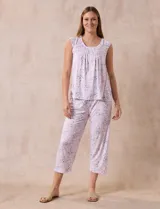 Conjunto de pijama estampado, compuesto por una remera sin mangas con escote redondo y un pantalón capri con cintura elastizada.