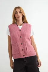 Chaleco de punto tejido con textura, color rosado, con escote en V, cierre frontal de botones y dos bolsillos delanteros aplicados.