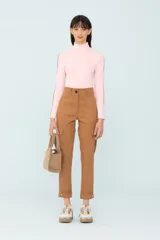 Pantalón cargo color camel, de corte recto, con bolsillos laterales con solapa y botón, y botones decorativos en el ruedo.