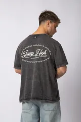 Remera de algodón con efecto lavado ácido en color gris, de corte holgado y manga corta. Presenta estampados gráficos minimalistas en el pecho y cuello redondo acanalado.