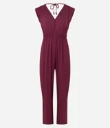 Mono largo de viscosa color borgoña, con corte flare, escote en V, sin mangas, elástico en la cintura y lazo en el cuello.