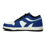 Championes urbanos Diadora modelo Milano, color azul y blanco, con cordones negros y suela blanca.