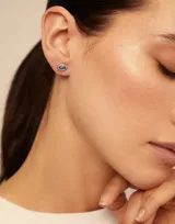 Aro piercing plateado con forma de ojo y cristal Swarovski color zafiro claro.