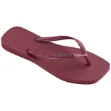 Ojotas Havaianas modelo Slim Square con puntera cuadrada, diseño minimalista en color negro con tiras finas y logo metálico aplicado.