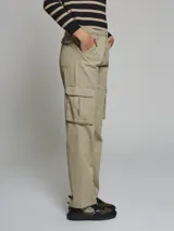 Pantalón cargo color beige, de corte recto y tiro alto, con bolsillos laterales con solapa y bolsillos traseros.