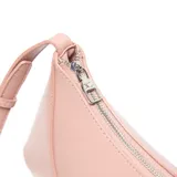 Bandolera color nude de material símil cuero, con forma curva y cierre superior metálico. Presenta un bolsillo interno con cierre y herrajes plateados. Incluye correa regulable para usar al hombro o cruzada.