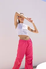 Musculosa blanca de algodón con cuello alto y corte cropped.