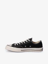Championes Converse Chuck 70 de lona negra con cordones blancos y suela de goma color hueso.